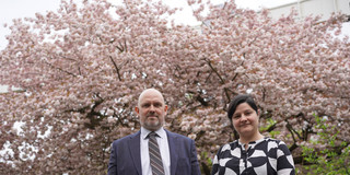 Christian Deindl und Mona Motakef vor einem Baum