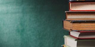 Bücherstapel Ein Stapel gebundener Bücher.